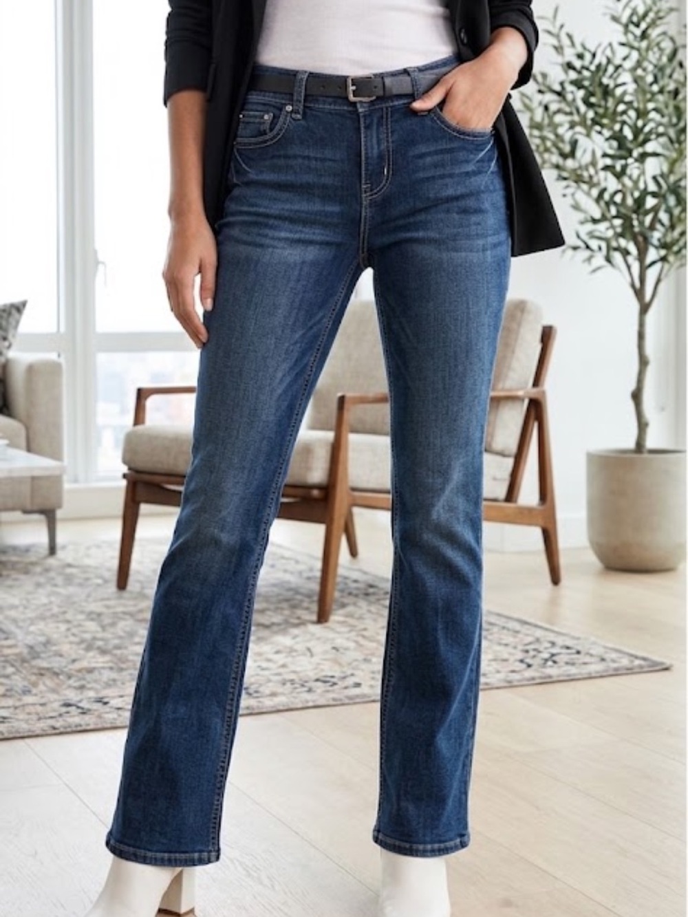 WHBM Blanc Bootcut Dark Wash Jeans 2S Short W30.5 L29.5
II